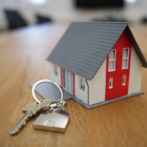miniatura domu a obok niego klucz